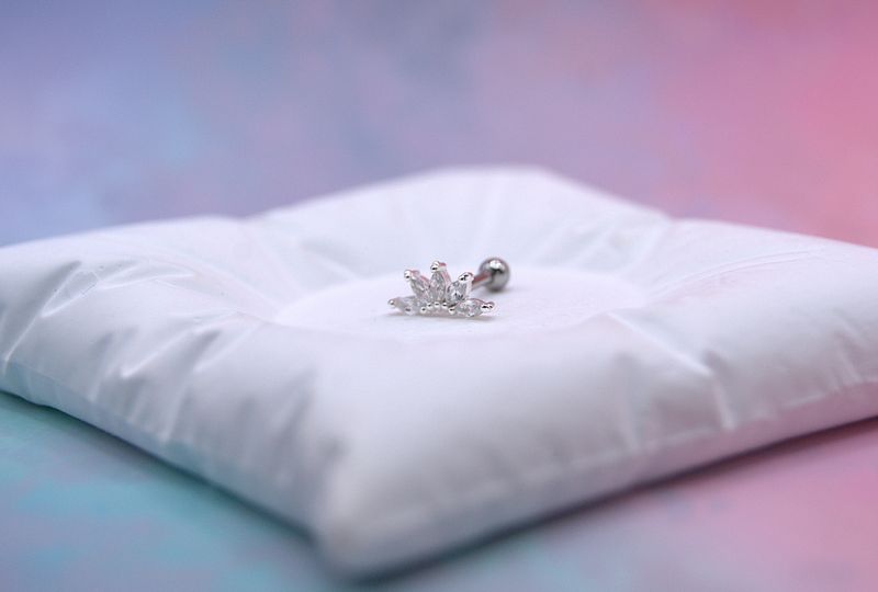 Piercingøredobb med bladformede zirkonia