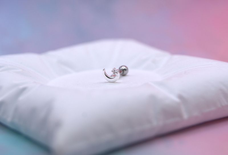 Piercingøredobb med måne og zirkonia