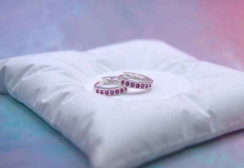 Ruby Glow Huggie Øredobber
