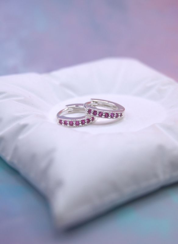 Ruby Glow Huggie Øredobber