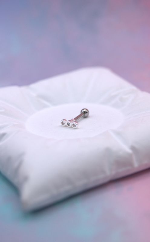 Piercingøredobb med tre zirkonia i rekke