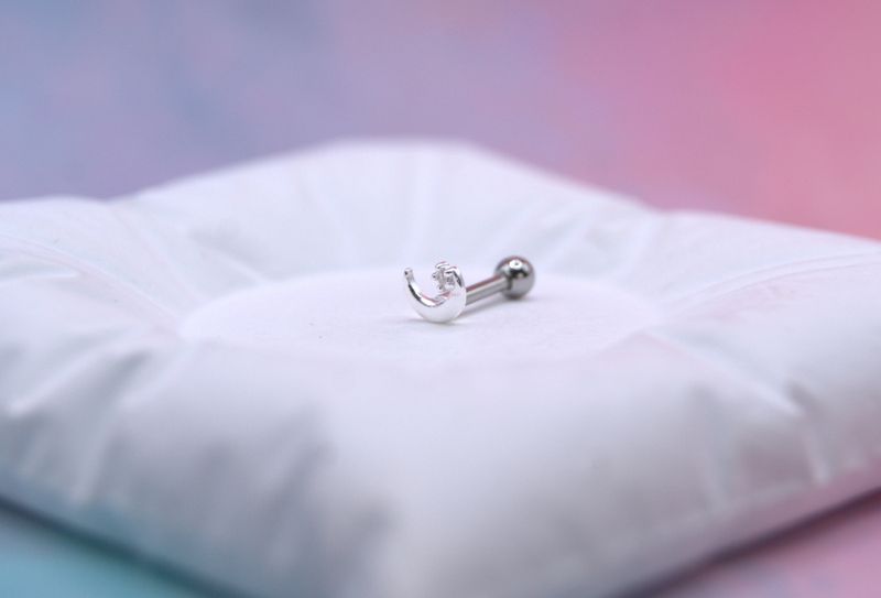 Piercingøredobb med måne og zirkonia